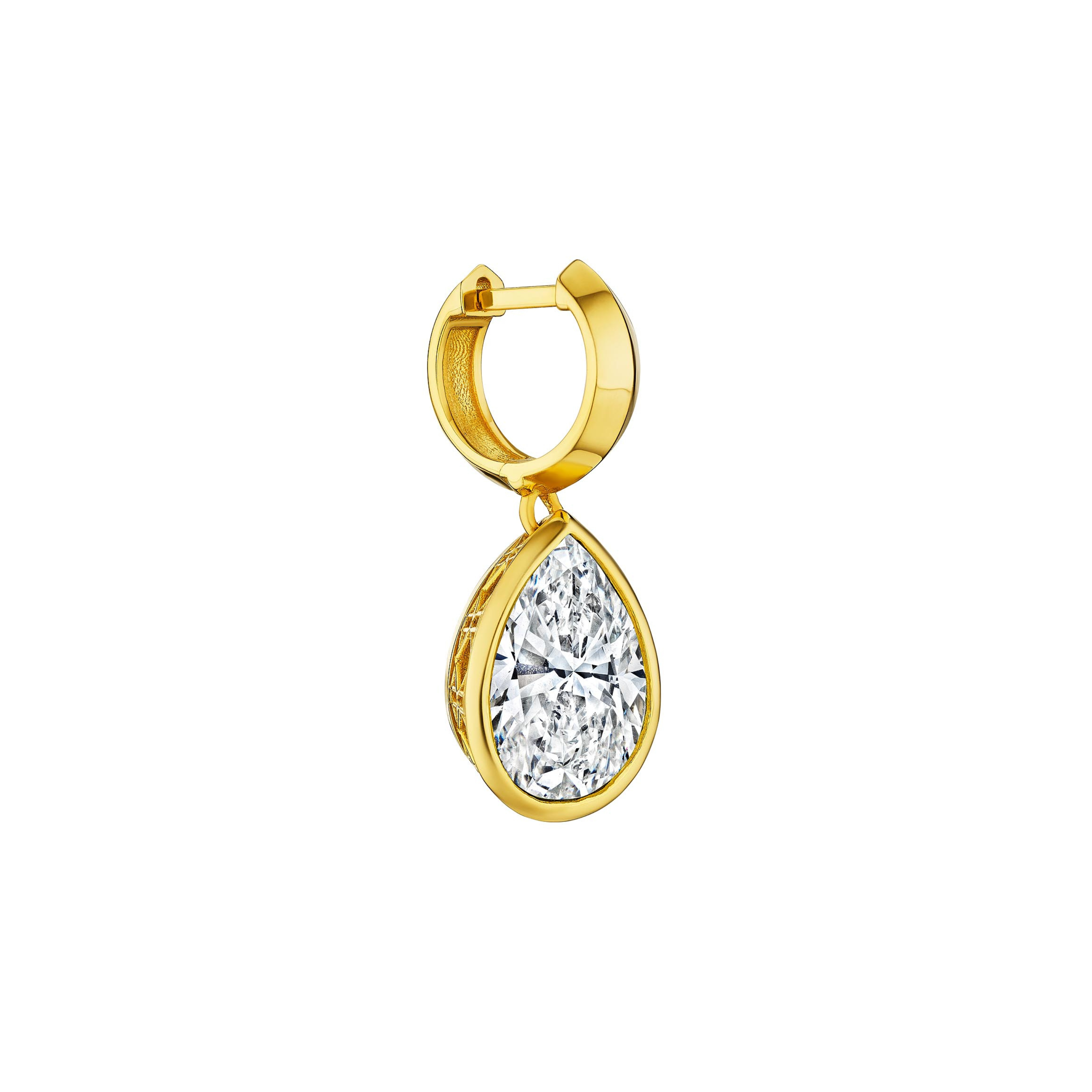 MoAnA LUU Dlo pear-shaped diamond earring in 18K yellow gold, featuring a cane-woven frame inspired by traditional Caribbean fish traps, reflecting the house’s vision of Creole-inspired fine jewelry crafted in New York.