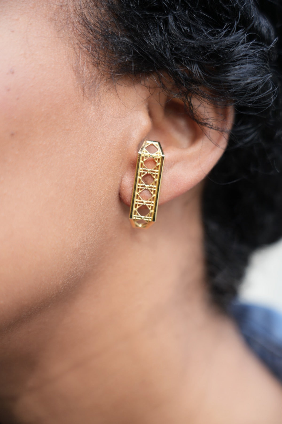 MoAnA LUU Doudou cuff earring in 18K yellow gold on model.