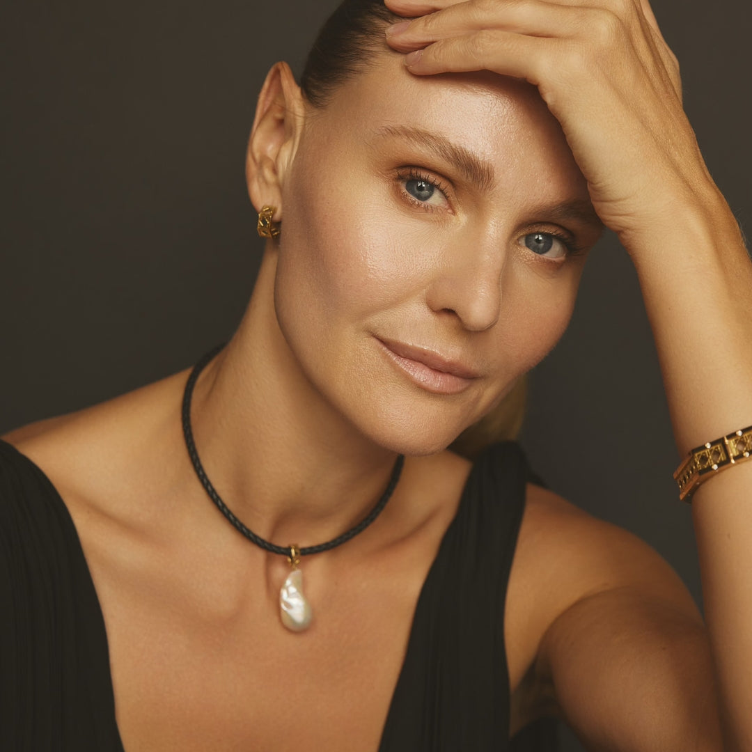 MoAnA LUU fine jewelry worn on model, featuring Abyss leather choker baroque pearl, paired with Doudou gold earrings, bracelet inspired by Creole craftsmanship.
